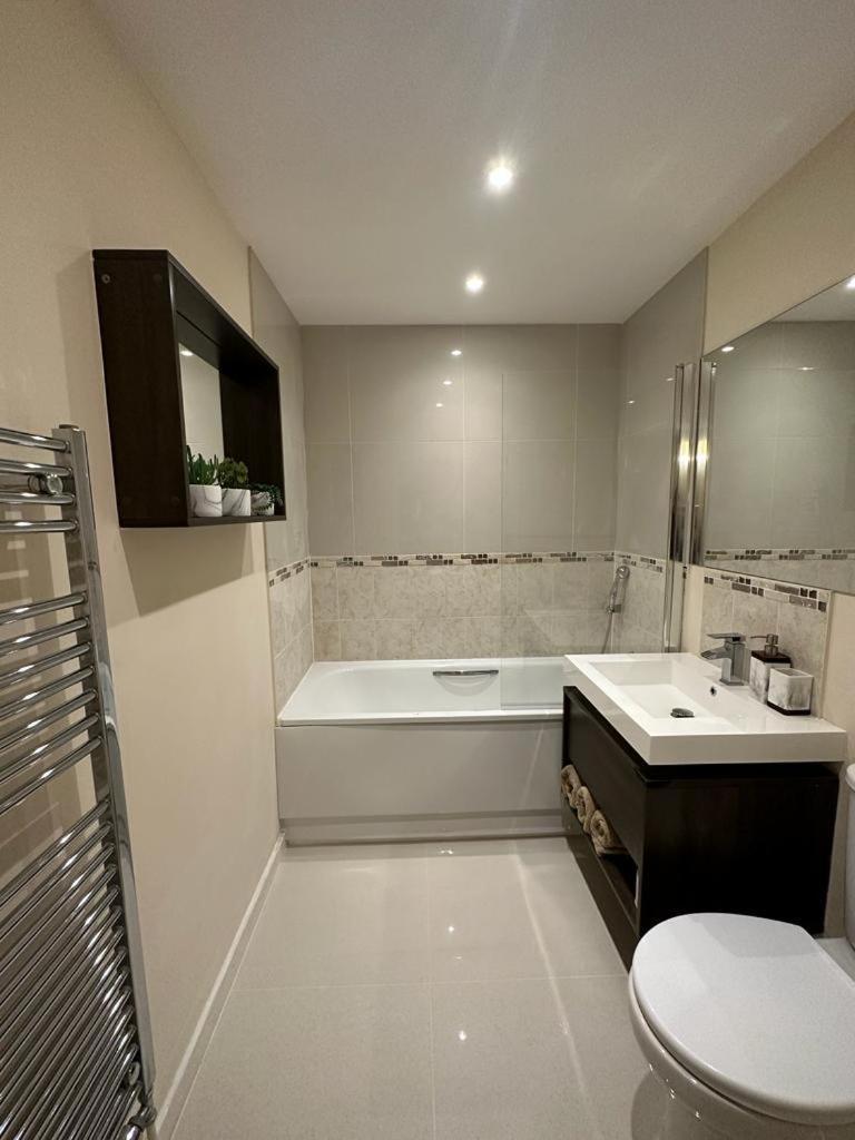 Modern Flat Lägenhet Watford  Exteriör bild